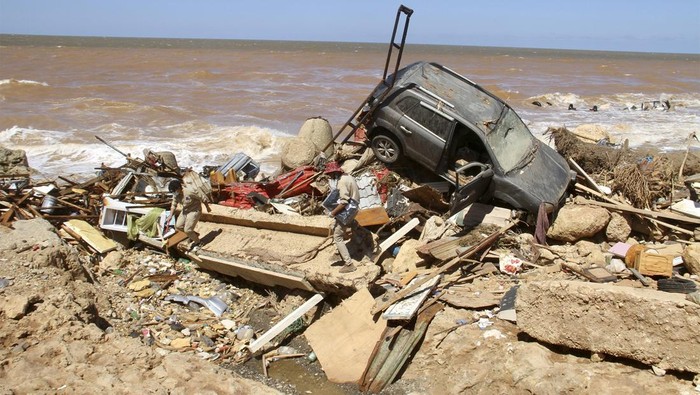 Dahsyatnya terjangan banjir menyebabkan kerusakan parah di Kota Derna, Libya. Tidak hanya bangunan ambruk, banjir juga menyapu mobil hingga ke pinggir pantai, Rabu (13/9/2023) waktu setempat.