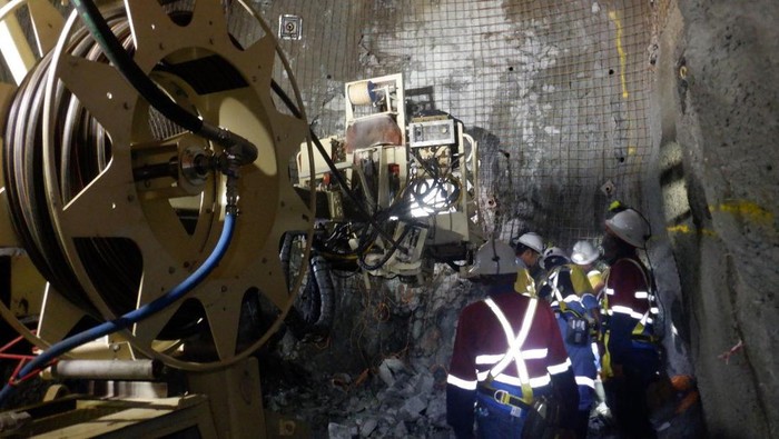 Potret Peledakan Tambang Bawah Tanah dan Terowongan Energetic Material Center (EMC) DAHANA kembali melakukan inovasi dengan memproduksi bahan peledak baru yang dapat diandalkan dalam peledakan tambang bawah tanah (underground mining) dan terowongan (tunneling).