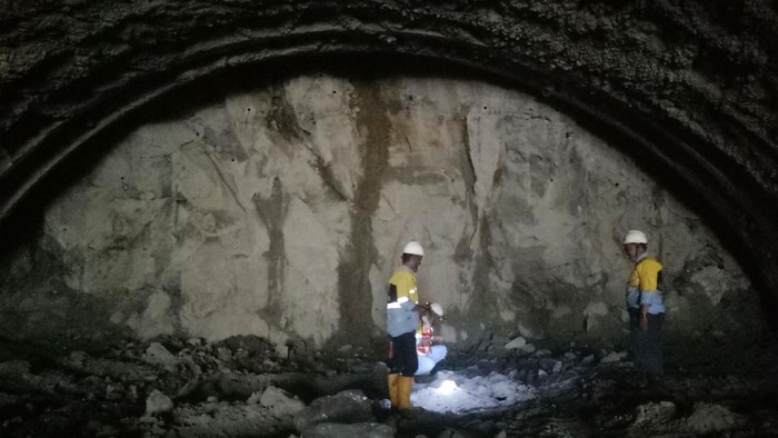 Potret Peledakan Tambang Bawah Tanah dan Terowongan Energetic Material Center (EMC) DAHANA kembali melakukan inovasi dengan memproduksi bahan peledak baru yang dapat diandalkan dalam peledakan tambang bawah tanah (underground mining) dan terowongan (tunneling).