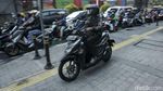 Aksi Santuy Pemotor Bajak Trotoar di Jaksel