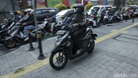 Pemotor itu tetap nekat melewati jalur khusus pejalan kaki tersebut.  