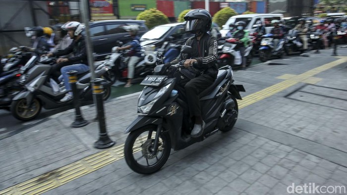 Begini aksi pemotor nakal yang terobos trotoar di Jalan Fatmawati, Jakarta Selatan, Jumat (15/9/2023).