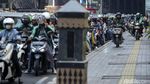 Aksi Santuy Pemotor Bajak Trotoar di Jaksel