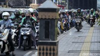 Seharunya jalur itu steril dari kendaraan bermotor.