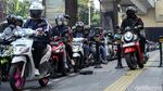 Aksi Santuy Pemotor Bajak Trotoar di Jaksel