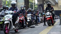 Mereka tetap nekat mesti trotoar itu telah dipasangi bollard untuk menghalangi para pengendara motor melintas.  