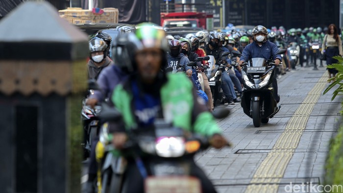 Begini aksi pemotor nakal yang terobos trotoar di Jalan Fatmawati, Jakarta Selatan, Jumat (15/9/2023).