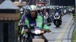 Aksi Santuy Pemotor Bajak Trotoar di Jaksel