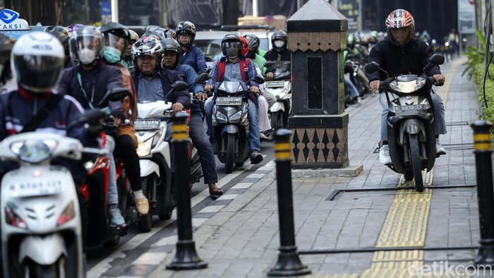 Potret Pemotor Bajak Trotoar di Jaksel Begini aksi pemotor nakal yang terobos trotoar di Jalan Fatmawati, Jakarta Selatan, Jumat (15/9/2023).