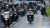 Pengendara sepeda motor menyerobot trotoar di Jalan Fatmawati, Jakarta Selatan, Jumat (15/9/2023).  
