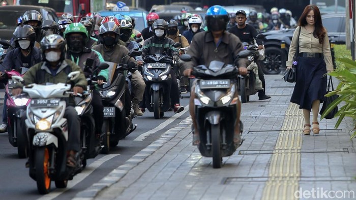 Begini aksi pemotor nakal yang terobos trotoar di Jalan Fatmawati, Jakarta Selatan, Jumat (15/9/2023).