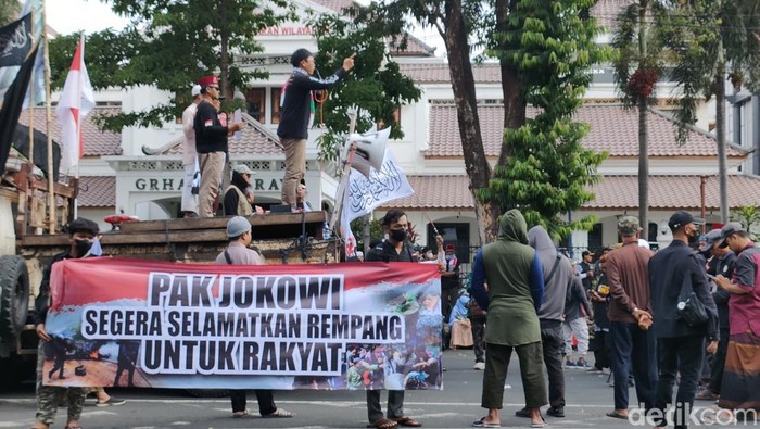 Puluhan massa mengatasnamakan Solo Peduli Melayu melakukan aksi di Bundaran Gladak, Solo untuk menolak pembangunan proyek Rempang Eco City, Jumat (15/9/2023).
