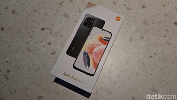 Inilah kotak kemasan Redmi Note 12 Sunrise Gold. Foto: Adi Fida Rahman/detikINET