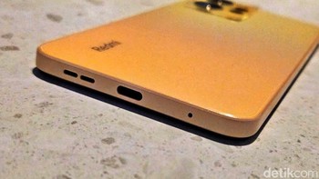 Di bagian bawah ada port USB Type C dan speaker. Foto: Adi Fida Rahman/detikINET