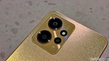 Tiga kamera disematkan di bagian punggung Redmi Note 12 4G. Kamera utama berukuran 50 MP yang dipadukan dengan lensa ultra-wide 8 MP dan sensor makro 2 MP. Foto: Adi Fida Rahman/detikINET
