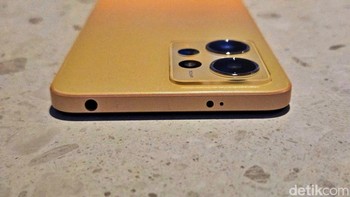 Sisi di bagian atas terdapat port jack audio 3,5mm dan IR Blaster. Foto: Adi Fida Rahman/detikINET