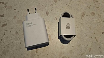 Ada pula adaptor charger 33W dan kabel data USB type C.Foto: Adi Fida Rahman/detikINET