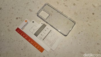 Xiaomi memberikan case silikon transparan dan kertas petunjuk. Foto: Adi Fida Rahman/detikINET