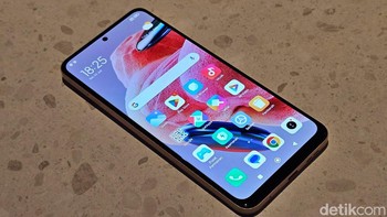 Redmi Note 12 4G menawarkan bentangan layar 6,67 inch dengan resolusi Full HD+. HP ini menggunakan panel AMOLED dengan refresh rate 120 Hz dan tingkat kecerahan maksimum 1.200 nits. Foto: Adi Fida Rahman/detikINET