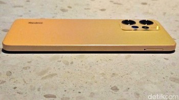 Sisi sebelah kiri terdapat slot SIM Card. Foto: Adi Fida Rahman/detikINET