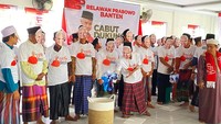 Dukungan untuk Ganjar ini dimotori sejumlah tokoh di Banten. Mereka adalah pemilik Ponpes Bani Saleh KH Aep, pembina majelis taklim Ibtida Ustad Ade Yunani, Ketua Pengasuh Alumni Ponpes Bani Saleh Ustad H Yahudin Saeprudin, dan pengasuh Ponpes Bani Saleh Ustad Nasrudin. 