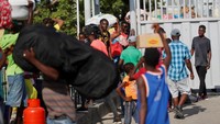 Ribuan warga Haiti meninggalkan Republik Dominika menjelang penutupan perbatasan antar kedua negara tersebut.  