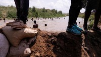 Konflik ini berakar dari pembangunan terusan, atau saluran buatan di wilayah Haiti yang dikhawatirkan akan mengubah arus Sungai Massacre yang seharusnya mengalir ke kedua negara.  
