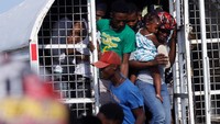 Warga Haiti turun dari truk Institut Migrasi Nasional Dominika saat mereka tiba di perbatasan antara Republik Dominika dan Haiti di Ouanaminthe, Kamis (14/9/2023).  