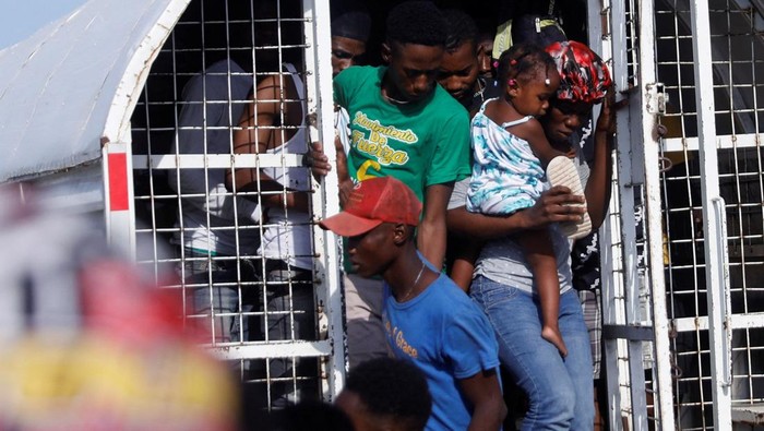 Republik Dominika Tutup Perbatasan dengan Haiti Gegara Konflik Saluran Air Haitians gather at the construction site of a water channel from the Massacre River, a river shared between Haiti and the Dominican Republic, in Ouanaminthe, Haiti September 14, 2023. REUTERS/Octavio Jones