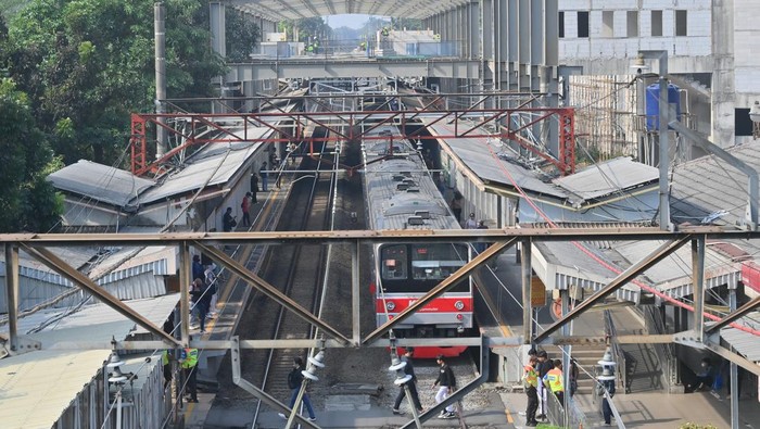 Pekerja menyelesaikan pembangunan Stasiun Tanjung Barat di Jakarta, Jumat (15/9/2023). Pembangunan tersebut merupakan bagian dari pengembangan kawasan berorientasi transit atau Transit Oriented Development (TOD) yang akan menghubungkan rusun dengan stasiun di Tanjung Barat. ANTARA FOTO/Akbar Nugroho Gumay/hp.