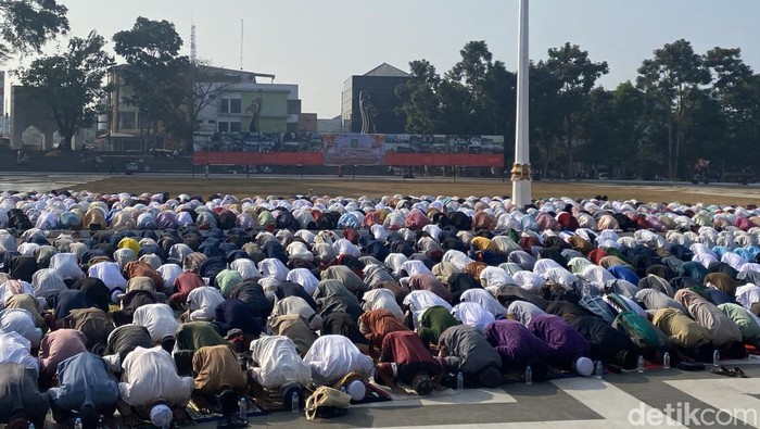 Ribuan warga Kota Sukabumi melaksanakan salat istisqa
