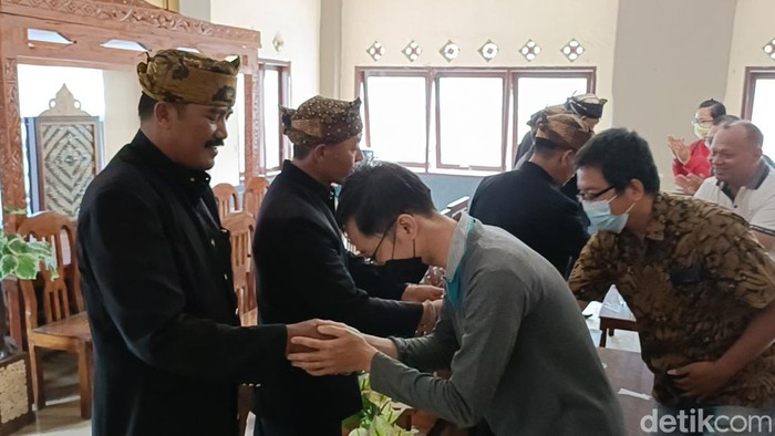 Rombongan prewedding yang picu kebakaran Bromo kecuali tersangka menemui para tokoh masyarakat Suku Tengger untuk meminta maaf.