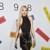 Adapun rambut pirangnya dibiarkan tergerai bebas sehingga menambah kesan kecantikan yang alami. (Foto: Evan Agostini/Invision/AP)