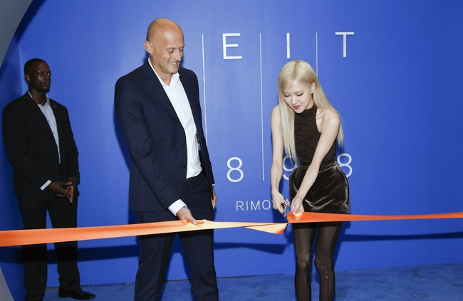 Rose hadir sebagai brand ambassador Rimowa. Merek koper asal Jerman yang berada di bawah nuangan LVMH tersebut menggelar pameran ‘Seit 1898 untuk menandai hari jadinya yang ke 125 tahun. (Foto: Evan Agostini/Invision/AP)