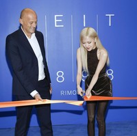 Rose hadir sebagai brand ambassador Rimowa. Merek koper asal Jerman yang berada di bawah nuangan LVMH tersebut menggelar pameran ‘Seit 1898 untuk menandai hari jadinya yang ke 125 tahun. (Foto: Evan Agostini/Invision/AP)
