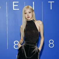 Selain Rose, pameran yang rangkaian acaranya dimulai di Jepang itu turut menghadirikan selebriti AS seperti Martha Stewart dan sutradara kondang Spike Lee. (Foto: Evan Agostini/Invision/AP)