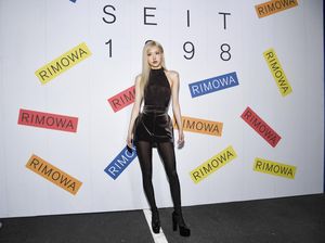 7 Potret Rose BLACKPINK Menawan di Karpet Biru, Gaunnya Bertabur Kristal