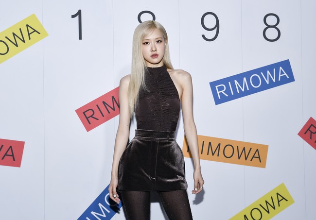 Untuk momen spesial tersebut, Rose bersolek dalam balutan cocktail dress rancangan desainer Australia Alex Perry. Terusan pendek andalannya itu hadir dalam siluet jam pasir yang menonjolkan bentuk tubuh rampingnya. (Foto: Evan Agostini/Invision/AP)