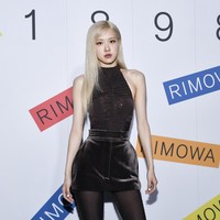 Untuk momen spesial tersebut, Rose bersolek dalam balutan cocktail dress rancangan desainer Australia Alex Perry. Terusan pendek andalannya itu hadir dalam siluet jam pasir yang menonjolkan bentuk tubuh rampingnya. (Foto: Evan Agostini/Invision/AP)