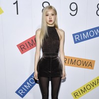 Sementara itu, roknya yang berbahan beludu menyumbangkan kesan mewah pada personel BLACKPINK yang lahir di Selandia Baru dan besar di Australia ini. Ia kemudian melengkapi gayanya dengan stocking hitam dan heels senada keluaran Giuseppe Zanotti. (Foto: Evan Agostini/Invision/AP)
