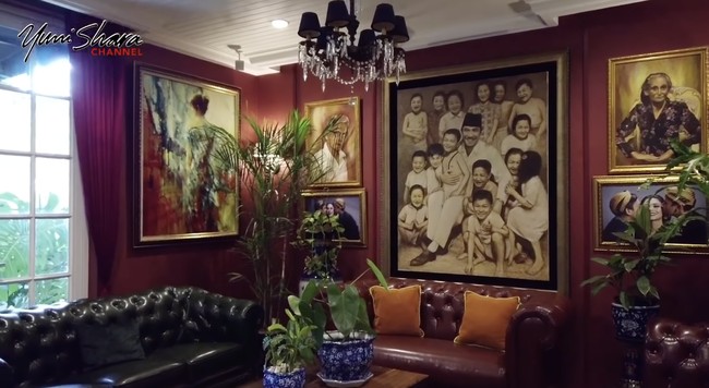 Keluarga selalu terpenting bagi Yuni Shara. Tak heran, terdapat sebuah ruangan yang penuh dengan foto keluarganya. Bingkai bergaya vintage menciptkan kesan nostalgia dan kehangatan.  (Foto: YouTube/Yuni Shara Channel)