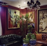 Keluarga selalu terpenting bagi Yuni Shara. Tak heran, terdapat sebuah ruangan yang penuh dengan foto keluarganya. Bingkai bergaya vintage menciptkan kesan nostalgia dan kehangatan.  (Foto: YouTube/Yuni Shara Channel)