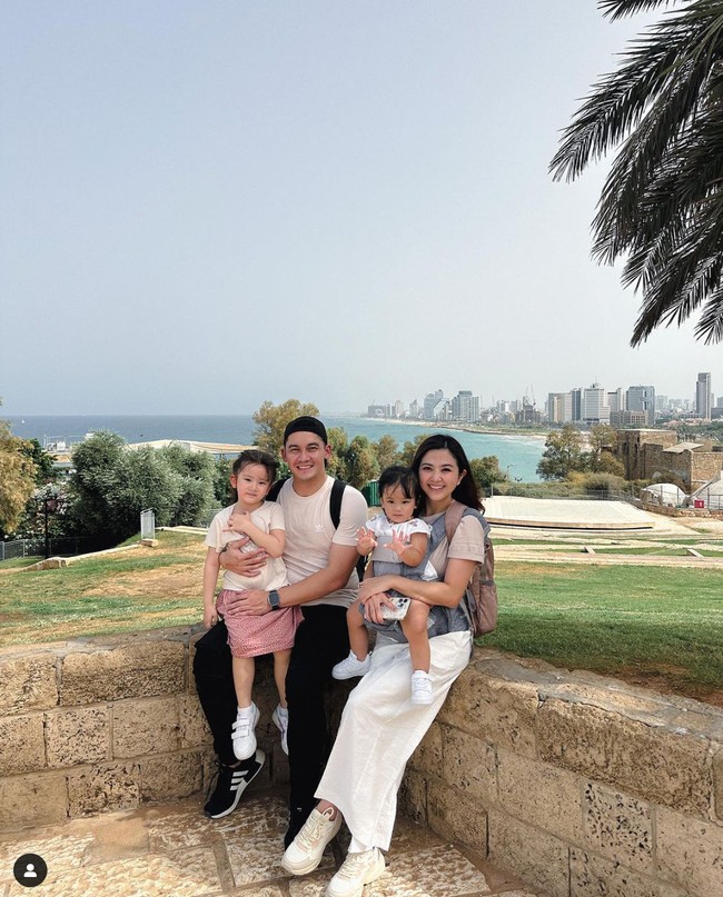 Selama di sana Samuel dan keluarganya pergi mengunjungi sejumlah tempat wisata, salah satunya kota Tel Aviv di Israel. Tampak keempatnya berfoto bersama dengan latar belakang pemandangan yang begitu indah. Foto: Instagram/@samuel_zylgwyn