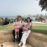 Selama di sana Samuel dan keluarganya pergi mengunjungi sejumlah tempat wisata, salah satunya kota Tel Aviv di Israel. Tampak keempatnya berfoto bersama dengan latar belakang pemandangan yang begitu indah. Foto: Instagram/@samuel_zylgwyn
