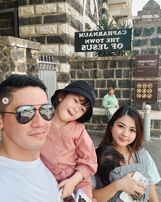 Hari kedua berada di Israel, pasangan tersebut juga melakukan wisata rohani. Samuel bersama istri dan kedua anaknya pergi berkunjung ke Kapernaum, The Town of Jesus. Foto: Instagram/@samuel_zylgwyn