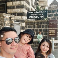 Hari kedua berada di Israel, pasangan tersebut juga melakukan wisata rohani. Samuel bersama istri dan kedua anaknya pergi berkunjung ke Kapernaum, The Town of Jesus. Foto: Instagram/@samuel_zylgwyn