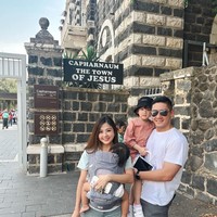 Kerap disebut sebagai keluarga good looking, paras dari keluarga Samuel pun tak kalah mencuri perhatian. Walaupun kedua anaknya masih kecil, namun sudah terlihat cantik seperti ibunya. Foto: Instagram/@samuel_zylgwyn