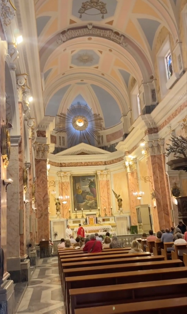 Ketika di sana Samuel dan keluarganya juga sempat mengunjungi sebuah gereja. Terlihat para jemaat di gereja tersebut yang sudah hadir untuk berdoa. Foto: Instagram/@samuel_zylgwyn