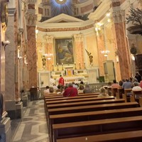 Ketika di sana Samuel dan keluarganya juga sempat mengunjungi sebuah gereja. Terlihat para jemaat di gereja tersebut yang sudah hadir untuk berdoa. Foto: Instagram/@samuel_zylgwyn