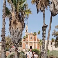 Tak lupa Samuel dan keluarganya berfoto bersama di depan bangunan gereja tersebut.  Foto: Instagram/@samuel_zylgwyn